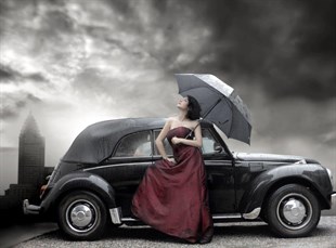 Siyah Araba ve Şemsiyeli Kadın - Kanvas TabloKanvas TablolarTablolife.com