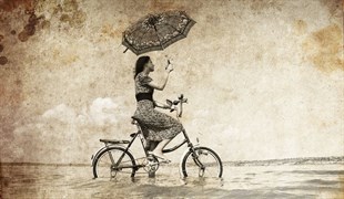 Yağmurda Bisiklet Süren Kadın - Kanvas Tablo